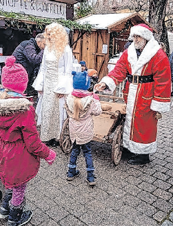 Nikolaus und Christkind beschenken die Kinder auf dem Kirchberger Markt.