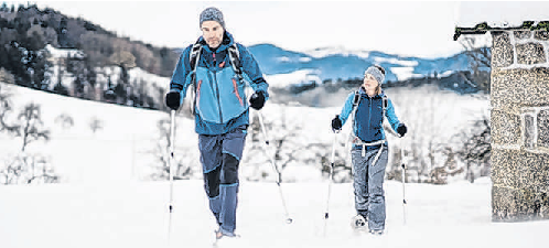 Beim Schneeschuhwandern die Landschaft erkunden.