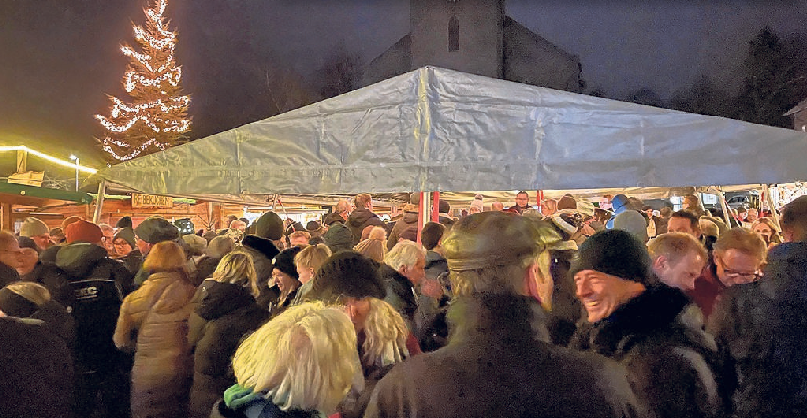 Wenn der Roetgener Weihnachtsmarkt geöffnet hat, wird es auf dem Rathaus-Vorplatz eng. Kleines Bild: Für die Monschauer Aktion wurden im Vorfeld wieder hunderte Sterne aus Holz hergestellt. FOTO: MICHAELA LEISTER/KRINGSREINKE