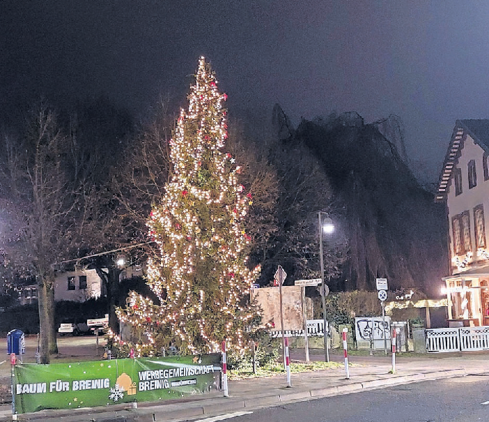 Der prächtig leuchtende Weihnachtsbaum zeugt als äußeres Zeichen von der Aktivität der Werbegemeinschaft Breinig, die hinter den Kulissen noch viel weiter reicht. FOTO: WERBEGEMEINSCHAFT BREINIG