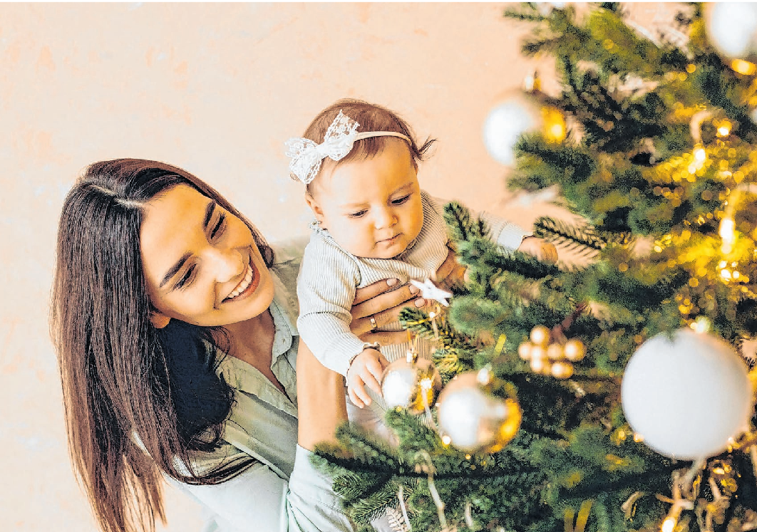 Das erste Weihnachten mit Baby: ein magischer Moment, der für immer im Herzen bleibt. Mit diesen Tipps wird das Fest für die ganze Familie unvergesslich. Foto: Petro-stock.adobe.com