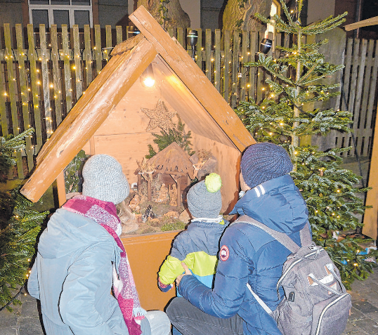 Auf dem Weihnachtsmarkt zwischen der Stiftskirche und Johanniskirche lockte die Krippe kleine und große Besucher zum Anschauen.