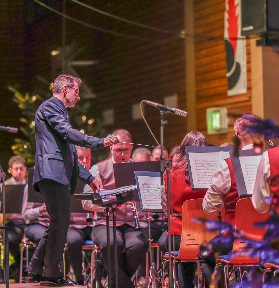 Dirigent Rüdiger Müller hat wochenlang intensiv mit den Musikerinnen und Musikern geprobt. Foto: Sarah Schneider