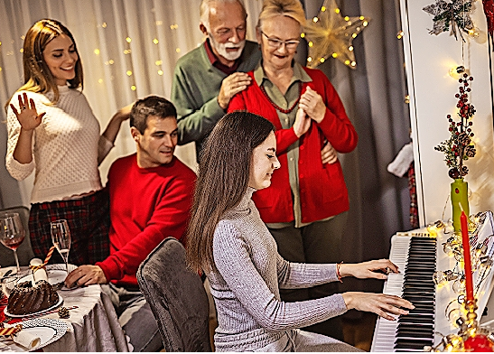 Gerne wird am 24. Dezember auch gemeinsam gesungen und musiziert. FOTO: MEDITERANEO/STOCK.ADOBE.COM