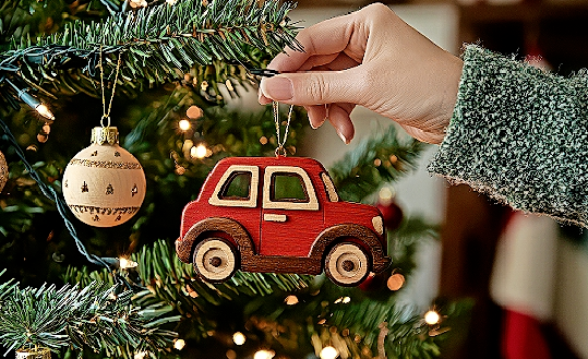 Gemeinsam wird am Weihnachtsmorgen der Baum geschmückt. FOTO: GEORGII/STOCK.ADOB.COM