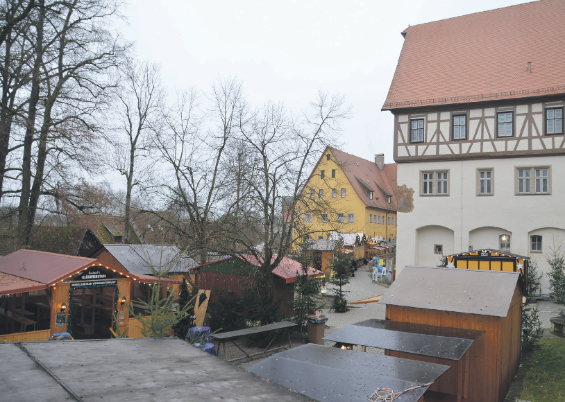 Besuchermagnet waren auch der Weihnachtsmarkt und das sanierte Haus B des Heiliggeistspitals (rechts im Bild). Foto: Peter Tippl