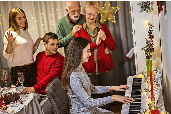 Gerne wird am 24. Dezember auch gemeinsam gesungen und musiziert. FOTO: MEDITERANEO/ STOCK.ADOBE.COM