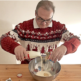 Sahne und Milch mischen und ordentlich rühren.