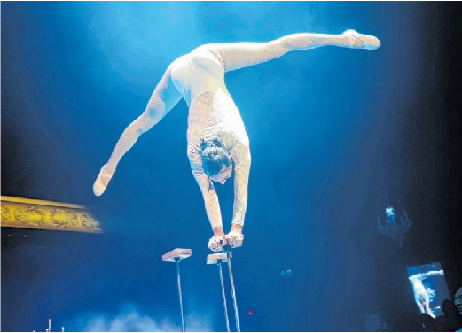 Die hohe Kunst des Handstands ist die Spezialität der Schweizerin Chantal Bachmann.