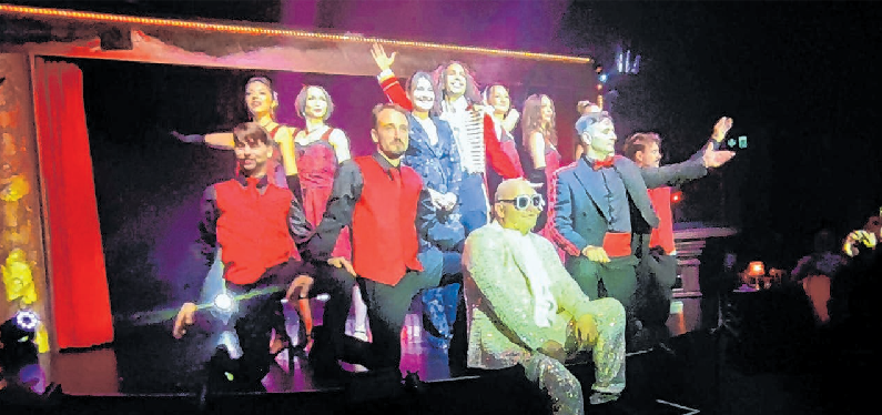 Zum Abschluss der Show steht das Ensemble gemeinsam auf der Bühne. Fotos: Im