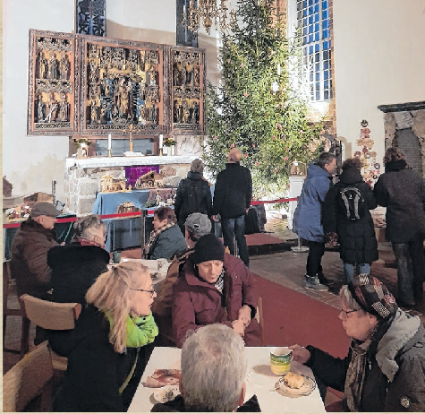 Weihnachtsmarkt im Weihnachtsmarkt: Die Marienkirche zog am dritten Adventswochenende viele Besucher an. Es gab Verkaufsstände, Konzerte, die Krippenausstellung und ein Café im Chorraum (unser Bild), wo man sich Selbstgebackenes und Heißgetränke schmecken lassen konnte.