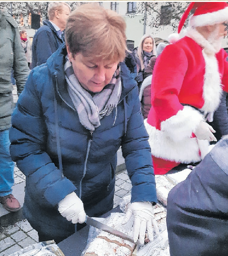 Es ist die "Zeit der letzten Male" für die scheidende Bürgermeisterin Elke Stadeler (vorn), hier noch einmal in Aktion beim traditionellen Stollenanschnitt auf dem diesjährigen Strausberger Weihnachtsmarkt.   Fotos (2): Tim Johnschker