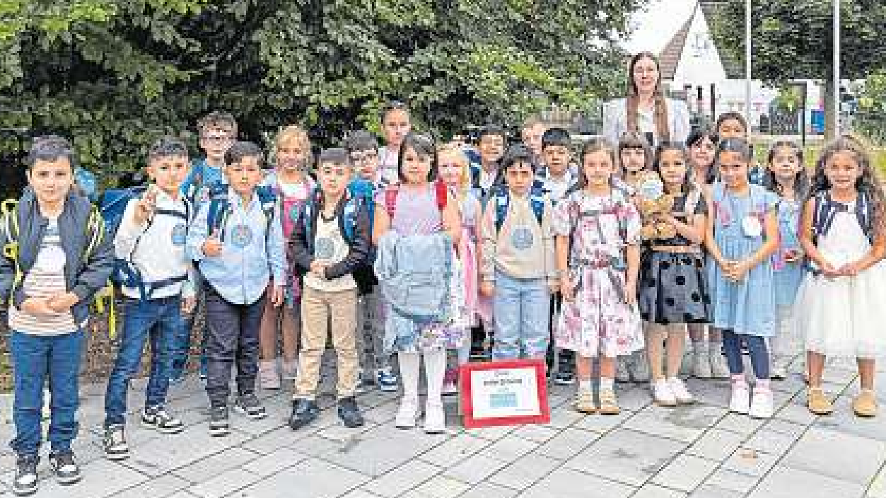 Die Klasse 1b, die Lüchse, mit Klassenlehrerin Alina Peters. Fotos (6): Grundschule am Tannenweg/hfr