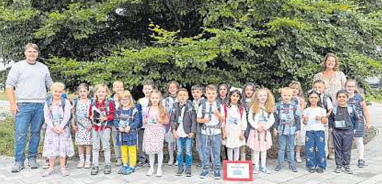 Die Klasse 1c, die Dachse, mit den Lehrern Thorben Sagcob und Alice Launer.