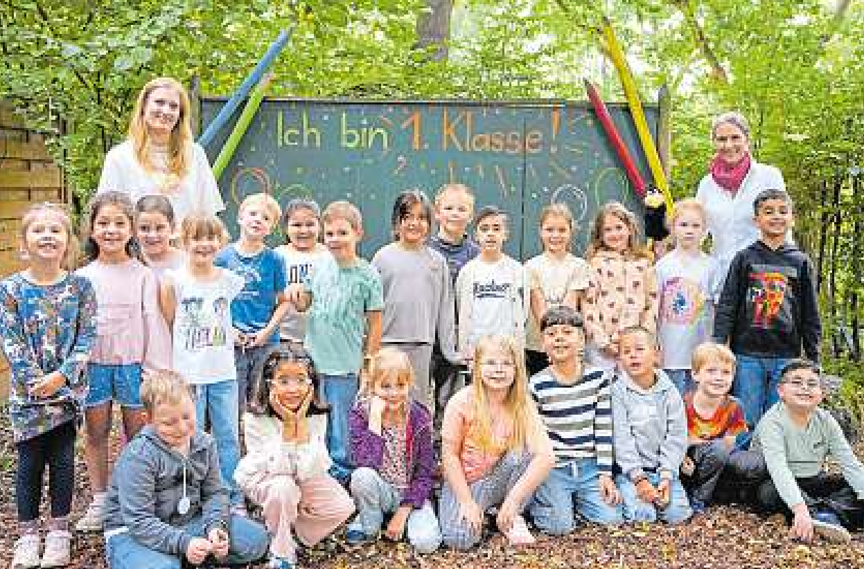 Die Klasse 1a mit den Lehrerinnen Sonja Schulz (links) und Daniela Fotos (3): Grundschule Wiesenfeld/hfr