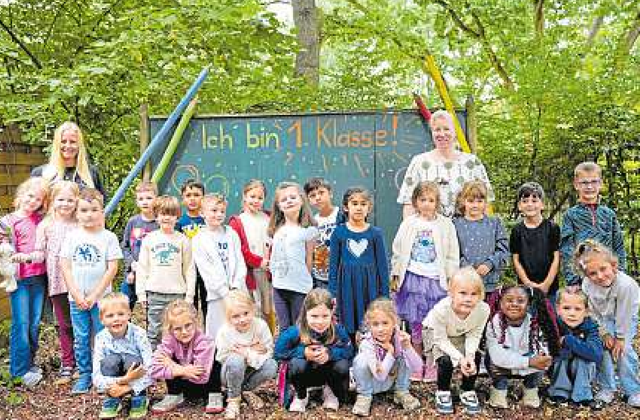 Die Klasse 1b mit den Lehrerinnen Vanessa Brand (links) und Franziska Lux.