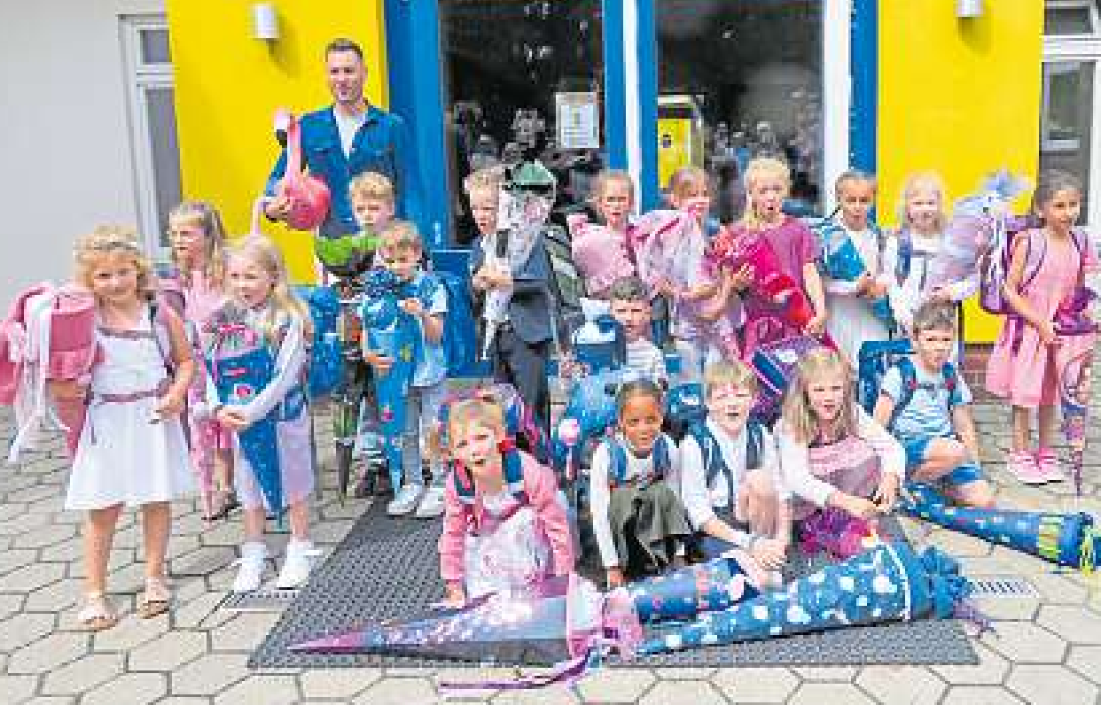 Flamingoklasse 1c mit Klassenlehrer Marcel Haufe.