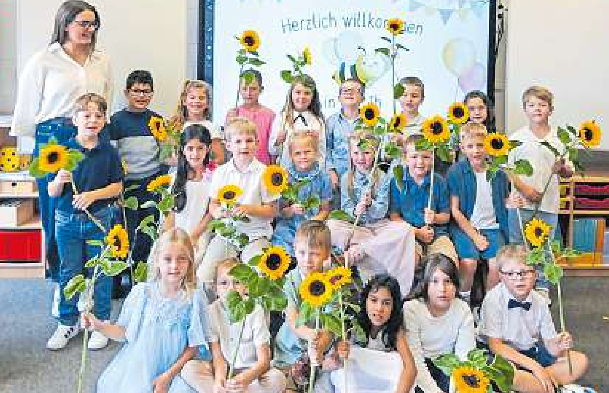 Klasse 1b mit Klassenlehrerin Josephine Kuebart.