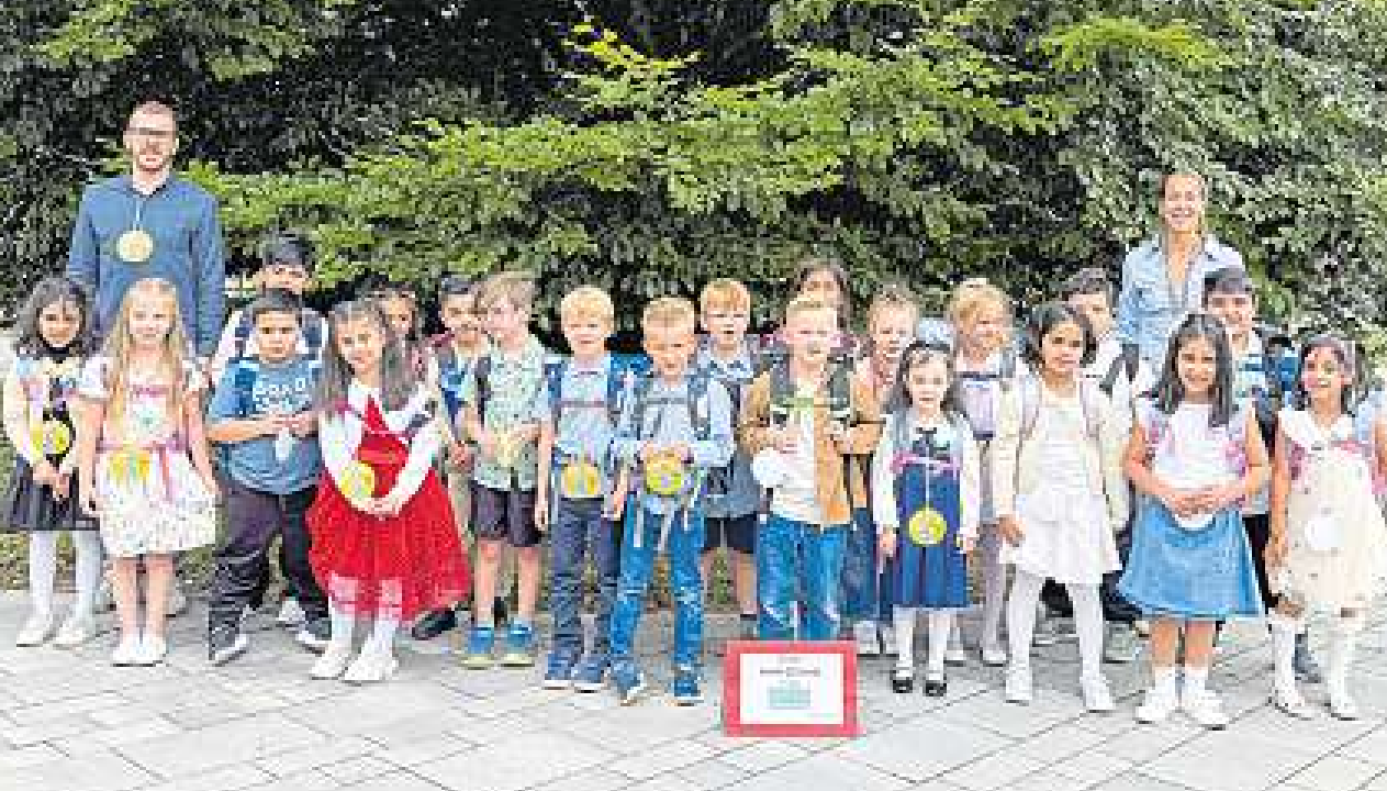 Die Klasse 1d, die Elefanten, mit den Lehrern Daniel Gläser und Madita Jähnig.