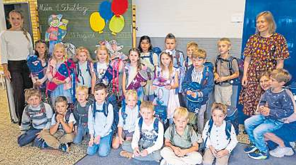 Bienenklasse 1a mit Klassenlehrerin Nevenka Kramer und Schulassistentin Carlotta Lübbers. Fotos (2): GS Kuddelwörde/hfr