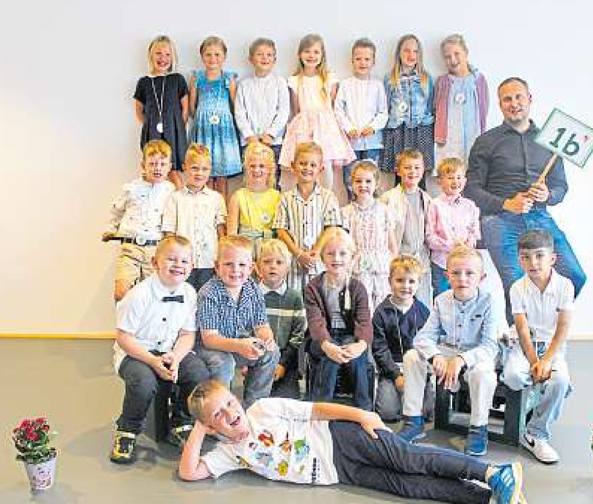 Klasse 1b mit Klassenlehrer Robert Müller.