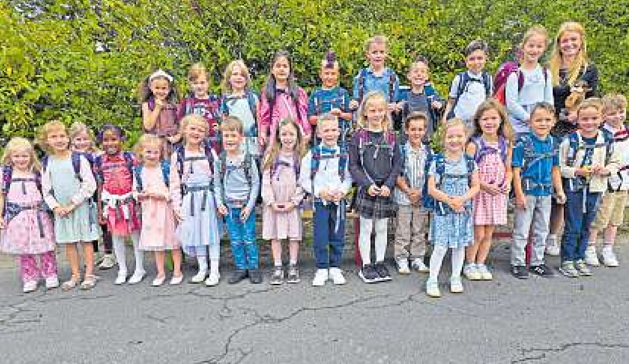 Klasse 1b mit Klassenlehrerin Celina Kruse.