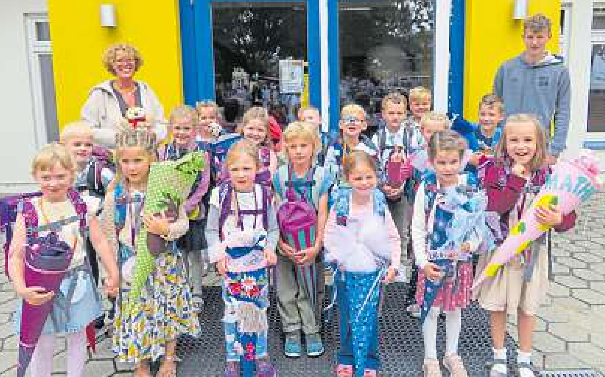 Eulenklasse 1b mit Klassenlehrerin Gesa Berger und FJSler Justin Biehl.