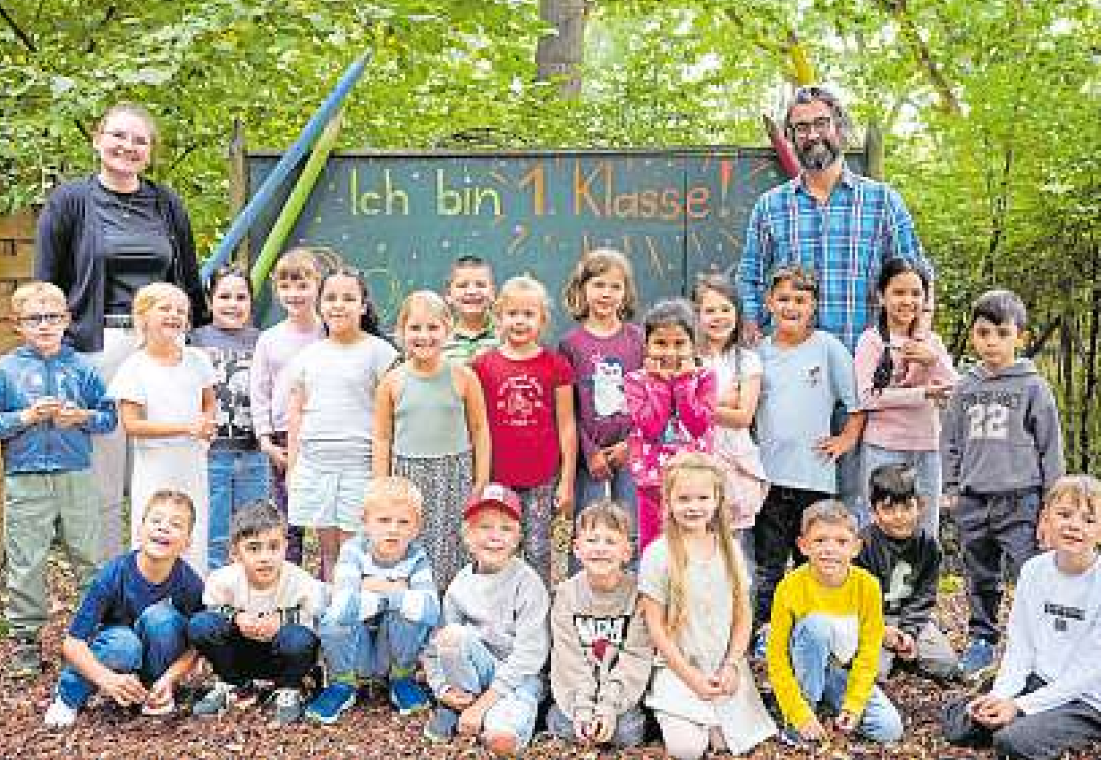 Die Klasse 1c mit den Lehrern Lena Kämper und Sebastian Schultze.