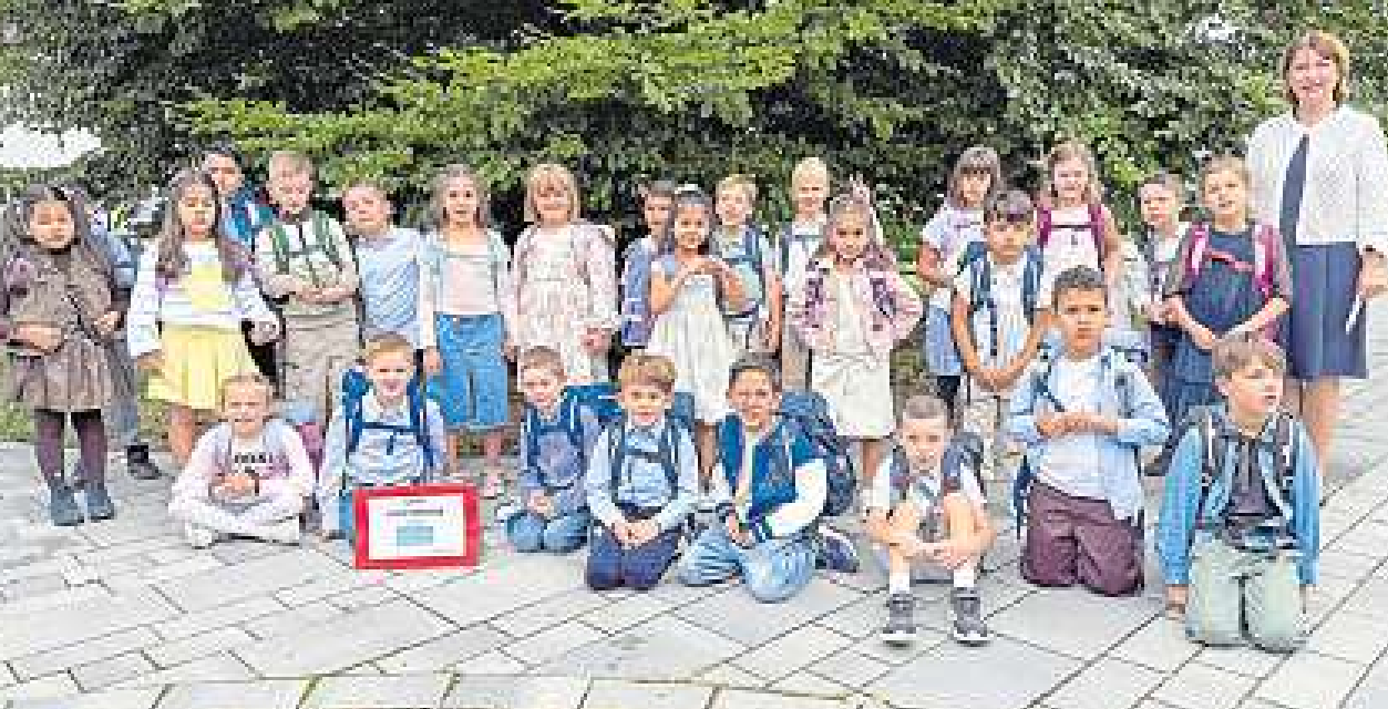 Die Klasse 1a, die Frösche, mit Klassenlehrerin Irina Brüggemann.