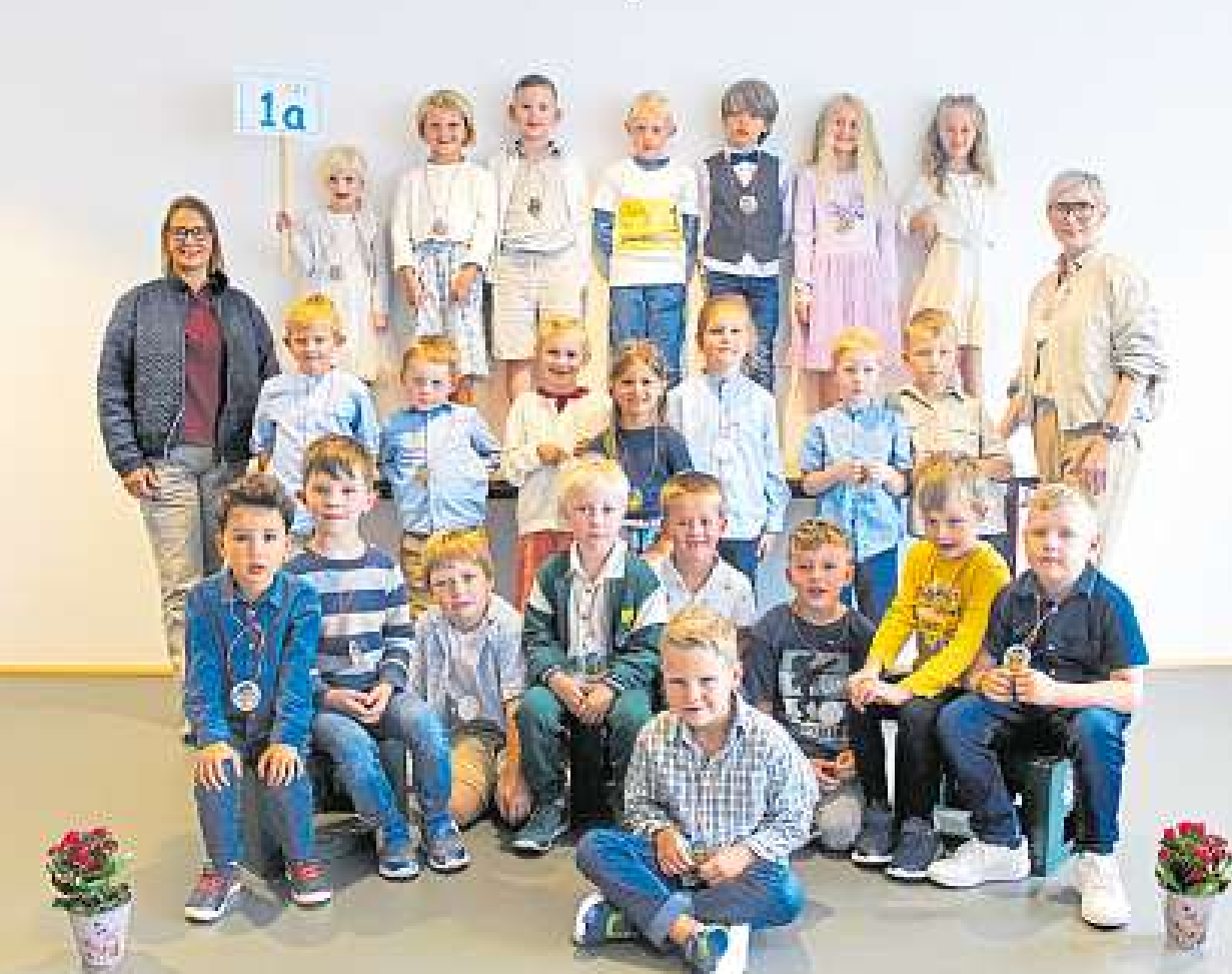 Klasse 1a mit Klassenlehrerin Christiane Warnck-Kagel (r) und Schulassistentin Wiebke Fisler. Fotos (5): Durmis Özen Palma/hfr
