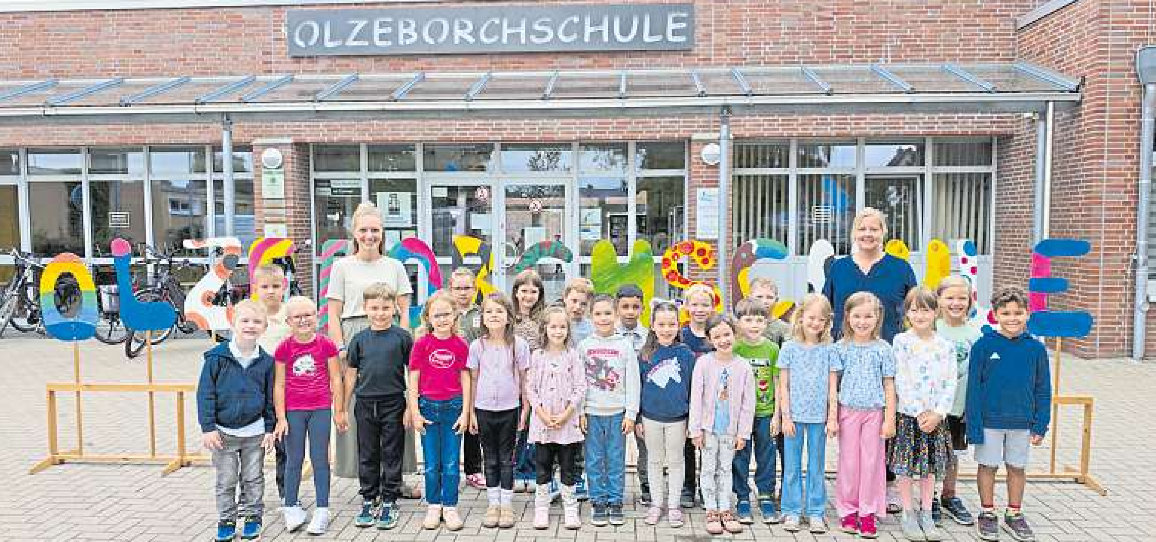 Klasse 1b, Klassenlehrerin Fr. Mohr (r.)