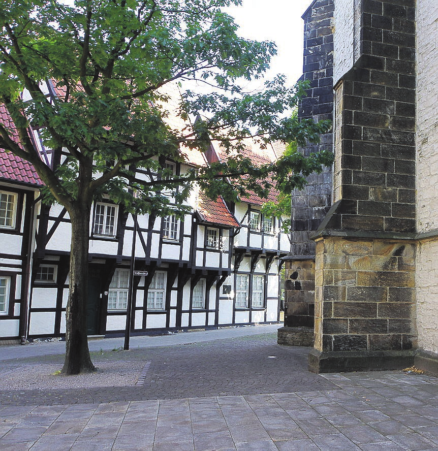 Die Werner City mit dem Kirchplatz rund um St. Christophorus und dem historischen Rathaus ist immer einen Besuch wert. FOTOS: HESPASOFT - STOCK.ADOBE.COM/ETFOTO - STOCK.ADOBE.COM 