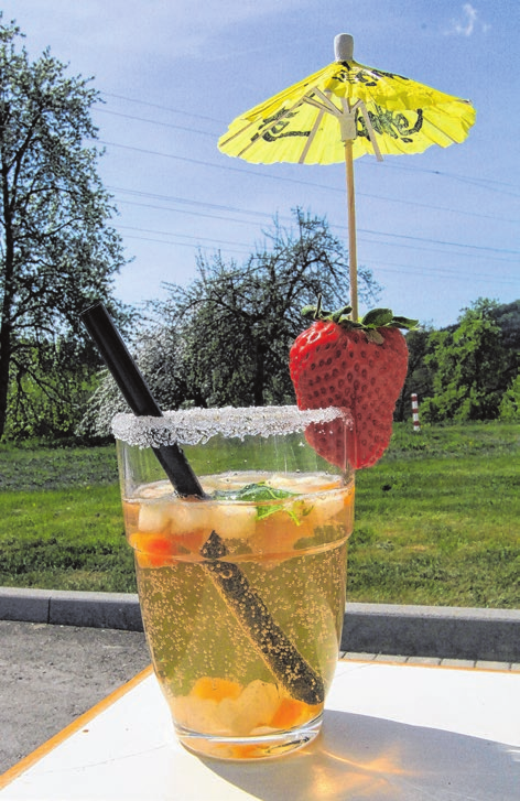 Hübsch dekoriert mit gelbem Schirmchen: In vielen der Betriebe gibt es auch etwas zu trinken.