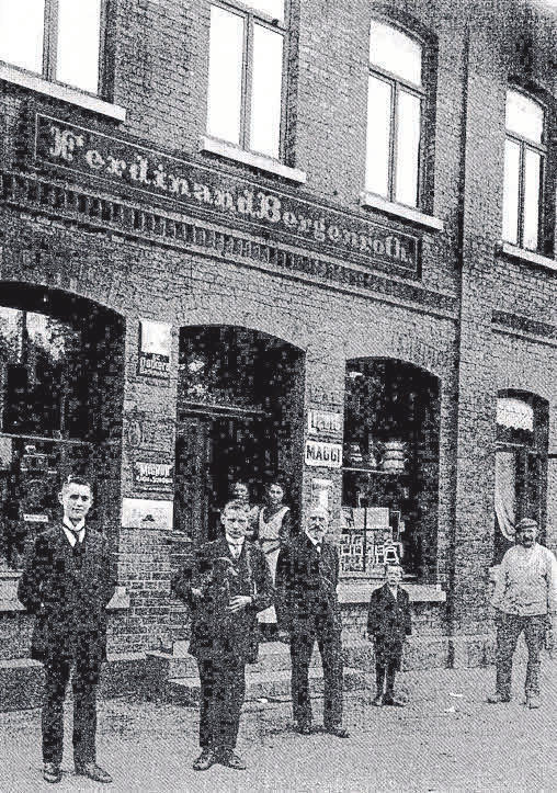 Die ältestes Aufnahme im Foto-Album: die Zentrale am Gittertor 1910, Gründer Ferdinand Bergenroth steht in der Mitte.