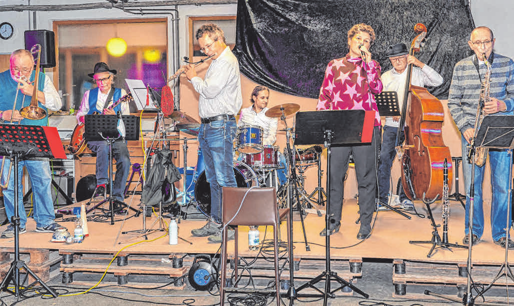 Die Jazzband „Gitte und die alten Hasen” mit Sängerin Brigitte Thaler. FOTO: CLAUDIA-EVELYN BUCHMÜLLER