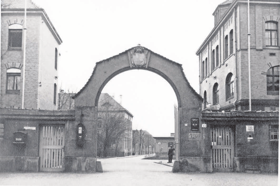 EINGANGSPORTAL zur Kaserne in der heutigen Olbrichtstraße.