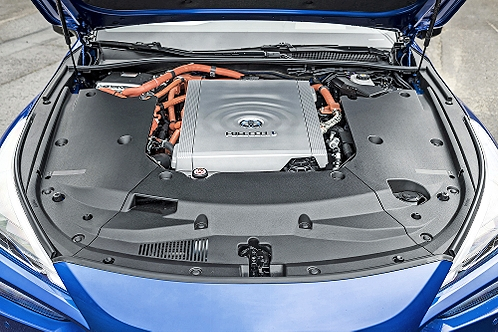 Die Brennstoffzelle des neuen Toyota Mirai erzeugt aus Wasserstoff und Sauerstoff elektrische Energie, die den Elektromotor mit maximaler Effizienz antreibt. 