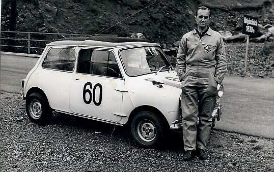 Helmuth Wolf fuhr mit seinem angemeldeten Mini Cooper zwischen den Rennfahrern mit. Foto: Archiv Kaniok