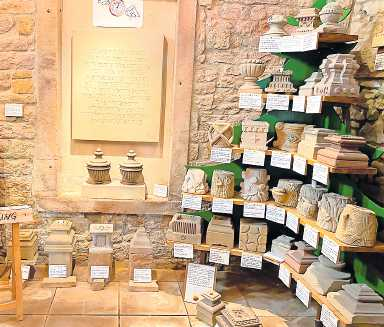 Die Sammlung von Christbaumständern aus Sandstein ist ein besonderer Stolz des Museums.