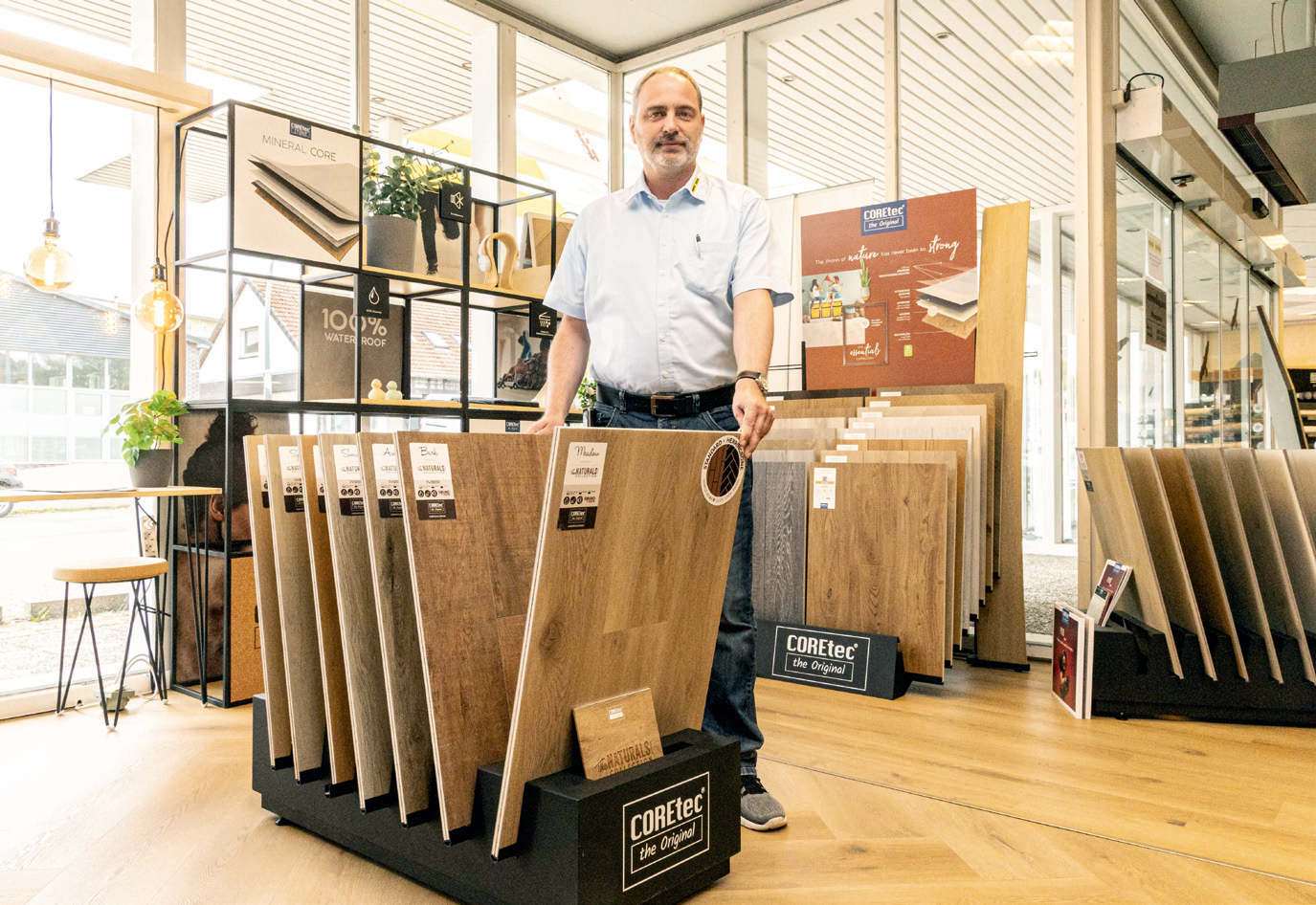 Andreas Leppin im Design-Boden-Musterstudio. Er führt seit 2006 die Geschäfte bei Wohnen & Sparen. ® Rudi Karliczek