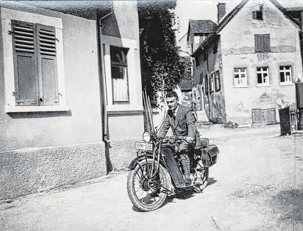 Immer mobil und das schon motorisiert: Richard Götz unterwegs mit dem Motorrad.