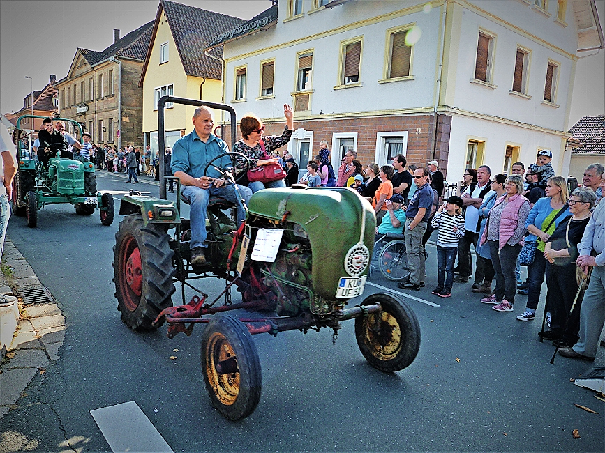 Die Oldtimer-Traktoren sind immer wieder ein Zuschauermagnet. FOTO: WERNER REIBAUS