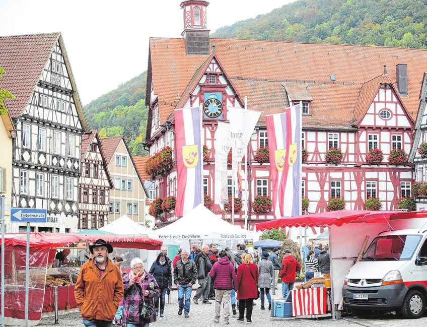 Der Bauern-Markt auf dem Marktplatz bietet regionale Produkte aus eigener Herstellung. Fotos: Archiv