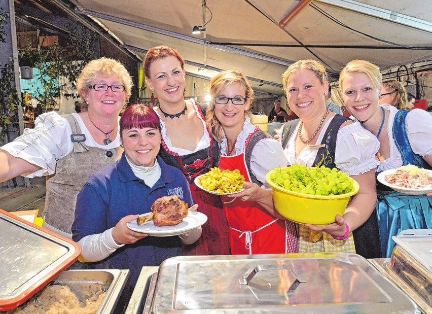 Auch die Musikerfrauen verwöhnen bei der Sichelhenke wieder mit herzhaften Speisen. Fotos: Emmenlauer