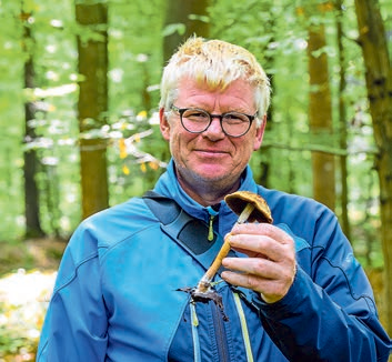 Sönke Lettau gilt als einer der führenden Pilzexperten in Schleswig-Holstein. Für angehende Sammler bietet er Pilzwanderungen an.