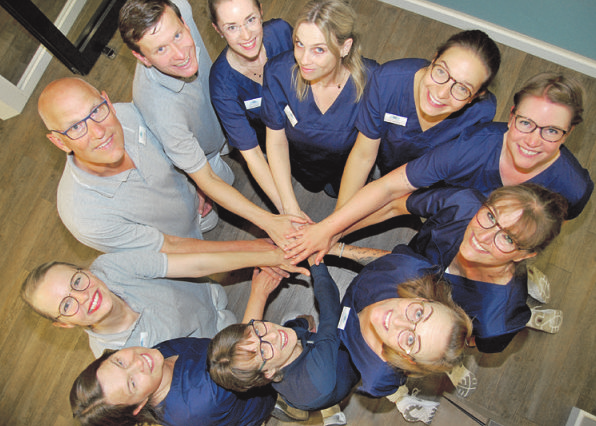 Einer für alle: Das erfahrende Praxisteam der Zahnmedizin Carlshöhe. (Teamfoto von oben) Foto: Birte Sieland