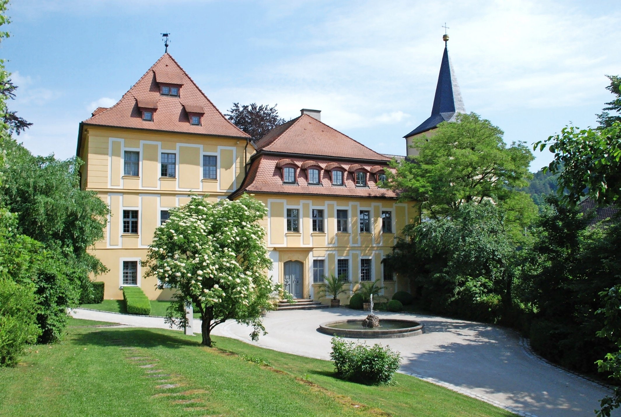 Schloss Unterleinleiter und die Kirche in Hetzelsdorf sind nur zwei der zahllosen Hingucker, die der Landkreis Forchheim zu bieten hat. Dessen Geschicke leitete als Landrat von 1964 bis 1996 zunächst Otto Ammon (gest. 2013). Auf ihn folgte von 1996 bis 2014 Reinhardt Glauber. FOTO: ARCHIV