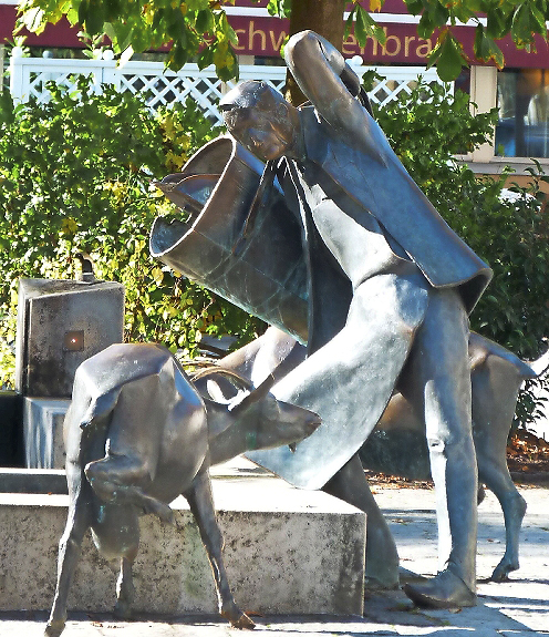 Der untere Brunnen am Ebermannstadter Marktplatz zeigt das Tränken von Ziegen. FOTO: STADT EBERMANNSTADT