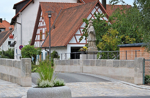 Die Nepomukbrücke aus dem 18. Jahrhundert ist denkmalgeschützt, musste vor wenigen Jahren jedoch den heutigen Anforderungen an die Straßeninfrastruktur angepasst werden. FOTO: ARCHIV