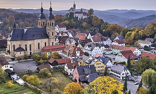 Imposant: Basilika und Burg prägen das Ortsbild von Gößweinstein - eingebettet in die Landschaft der Fränkischen Schweiz. FOTO: ARCHIV